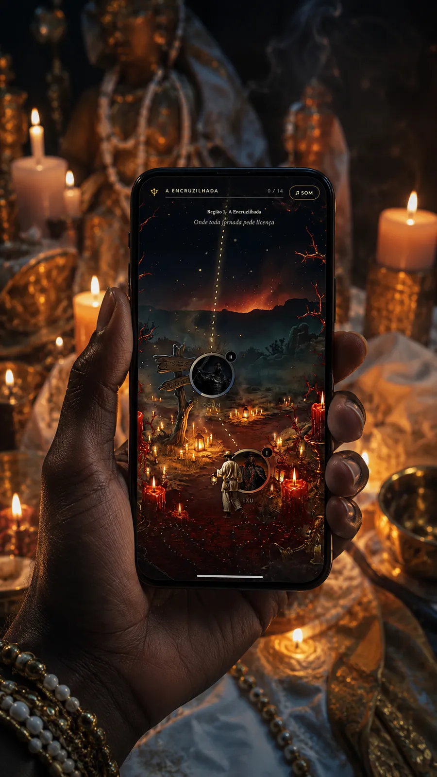 Mão segurando o celular com o mapa da Jornada dos Orixás, diante de um altar com velas